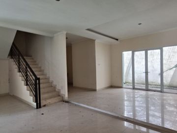 Rumah Besar Di Dekat Sekolah Immanuel Murah Meriah