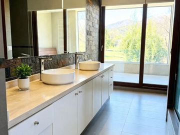Exclusiva Casa Mediterránea En Arriendo En Valle Escondido