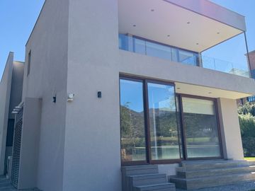 Exclusiva Casa Mediterránea En Arriendo En Valle Escondido