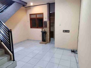 RUMAH 2 LANTAI KEMAYORAN SIAP HUNI