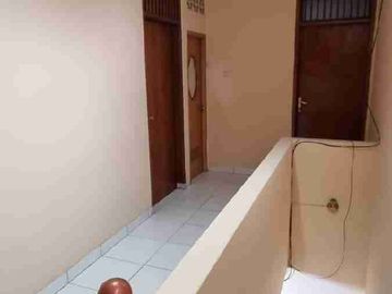 RUMAH 2 LANTAI KEMAYORAN SIAP HUNI