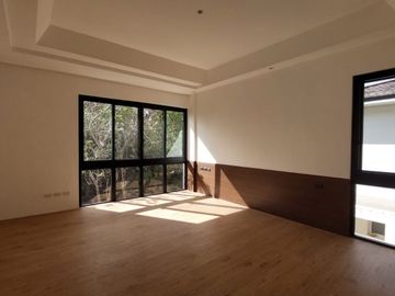 FOR SALE: 4-Bedroom Single-Family House in Palms Point Subdivision, Muntinlupa City