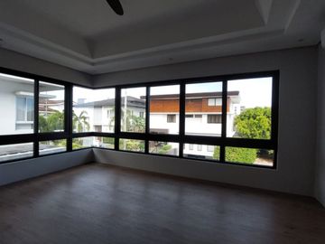 FOR SALE: 4-Bedroom Single-Family House in Palms Point Subdivision, Muntinlupa City