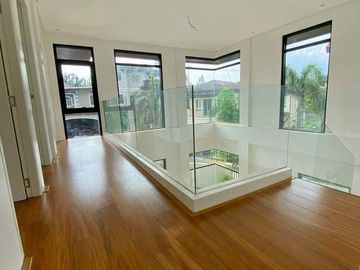 FOR SALE: 5-Bedroom Single-Family House in Portofino Heights, Las Piñas City