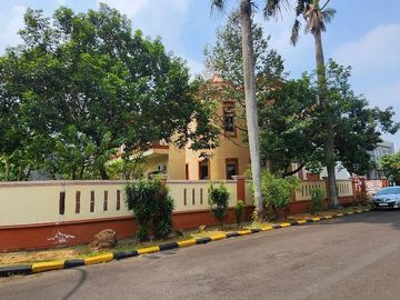 Rumah kokoh dengan tanah luas 655 m2 di lokasi strategis Puspita Loka BSD CIty - masih ada tanah sisa 200 m2