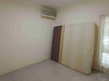 Jual Rumah 2 Lantai Dekat Pasar Modern BSD Griya Loka, St