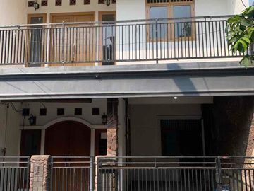 DISEWAKAN RUMAH 3 LANTAI SIAP HUNI