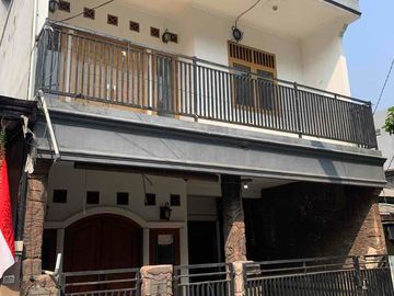DISEWAKAN RUMAH 3 LANTAI SIAP HUNI