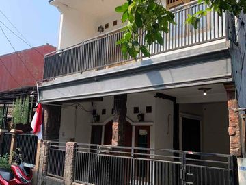 DISEWAKAN RUMAH 3 LANTAI SIAP HUNI