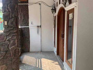 DISEWAKAN RUMAH 3 LANTAI SIAP HUNI