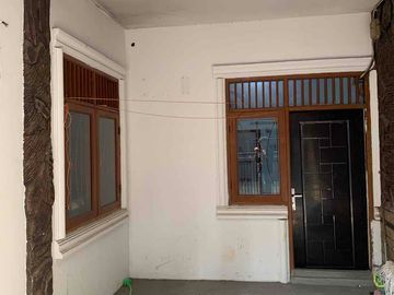 DISEWAKAN RUMAH 3 LANTAI SIAP HUNI