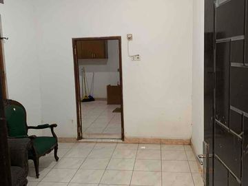 DISEWAKAN RUMAH 3 LANTAI SIAP HUNI