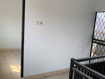 DISEWAKAN RUMAH 3 LANTAI SIAP HUNI