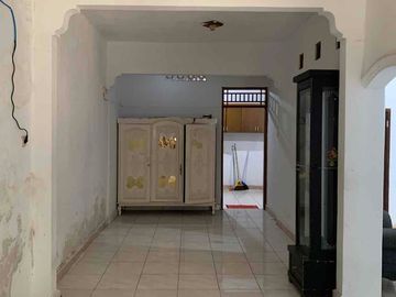 DISEWAKAN RUMAH 3 LANTAI SIAP HUNI