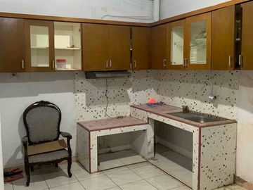 DISEWAKAN RUMAH 3 LANTAI SIAP HUNI