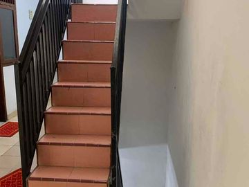 DISEWAKAN RUMAH 3 LANTAI SIAP HUNI