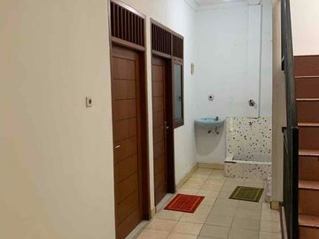 DISEWAKAN RUMAH 3 LANTAI SIAP HUNI