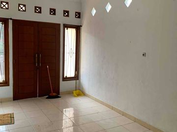 DISEWAKAN RUMAH 3 LANTAI SIAP HUNI