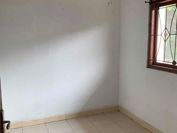 DISEWAKAN RUMAH 3 LANTAI SIAP HUNI