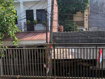 DISEWAKAN RUMAH 3 LANTAI SIAP HUNI