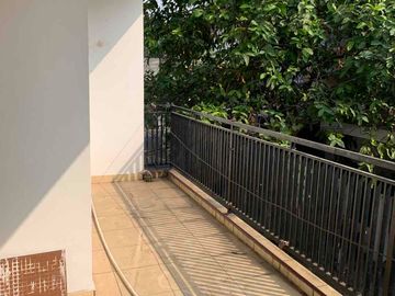 DISEWAKAN RUMAH 3 LANTAI SIAP HUNI