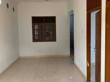 DISEWAKAN RUMAH 3 LANTAI SIAP HUNI