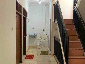 DISEWAKAN RUMAH 3 LANTAI SIAP HUNI