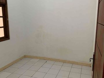 DISEWAKAN RUMAH 3 LANTAI SIAP HUNI