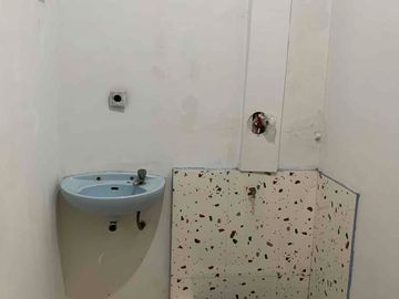 DISEWAKAN RUMAH 3 LANTAI SIAP HUNI