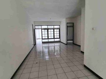 Dijual/Disewakan rumah di Kopo Permai Bandung, LT 212m² LB 160m², 3 KT, 2 KM, gudang luas, cocok untuk usaha. Jual Rp1,6 M nego atau sewa Rp50 jt/tahun.