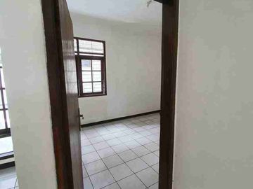 Dijual/Disewakan rumah di Kopo Permai Bandung, LT 212m² LB 160m², 3 KT, 2 KM, gudang luas, cocok untuk usaha. Jual Rp1,6 M nego atau sewa Rp50 jt/tahun.