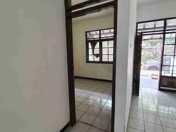 Dijual/Disewakan rumah di Kopo Permai Bandung, LT 212m² LB 160m², 3 KT, 2 KM, gudang luas, cocok untuk usaha. Jual Rp1,6 M nego atau sewa Rp50 jt/tahun.