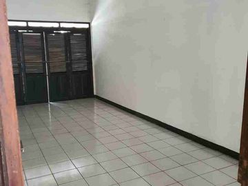 Dijual/Disewakan rumah di Kopo Permai Bandung, LT 212m² LB 160m², 3 KT, 2 KM, gudang luas, cocok untuk usaha. Jual Rp1,6 M nego atau sewa Rp50 jt/tahun.