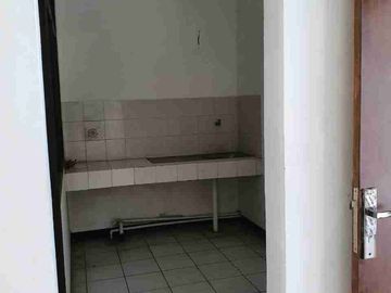 Dijual/Disewakan rumah di Kopo Permai Bandung, LT 212m² LB 160m², 3 KT, 2 KM, gudang luas, cocok untuk usaha. Jual Rp1,6 M nego atau sewa Rp50 jt/tahun.
