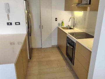 Rento suite de lujo en González Suárez con balcón y amenities