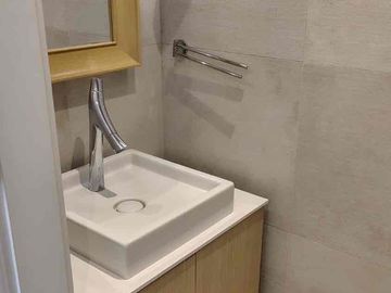 Rento suite de lujo en González Suárez con balcón y amenities