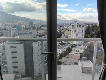 Rento suite de lujo en González Suárez con balcón y amenities