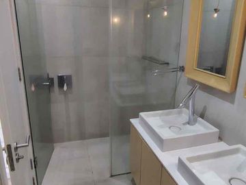 Rento suite de lujo en González Suárez con balcón y amenities