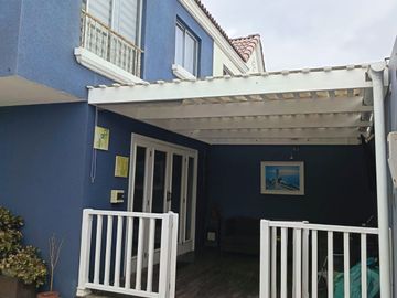 VENDO CASA ACOGEDORA Y EN PRIVILEGIADO SECTOR