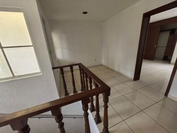 Casa con Uso de Suelo Comercial en renta en Jardines de Guadalupe Sobre Av Beethoven