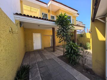 Casa con Uso de Suelo Comercial en renta en Jardines de Guadalupe Sobre Av Beethoven
