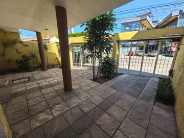 Casa con Uso de Suelo Comercial en renta en Jardines de Guadalupe Sobre Av Beethoven