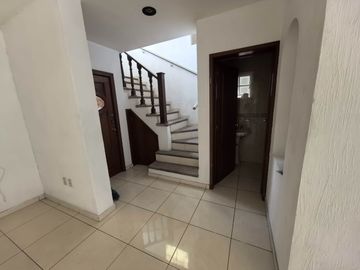 Casa con Uso de Suelo Comercial en renta en Jardines de Guadalupe Sobre Av Beethoven