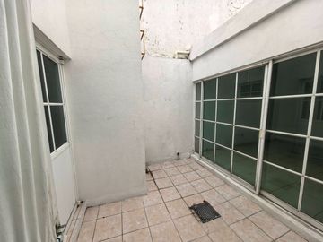 Casa con Uso de Suelo Comercial en renta en Jardines de Guadalupe Sobre Av Beethoven