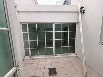 Casa con Uso de Suelo Comercial en renta en Jardines de Guadalupe Sobre Av Beethoven