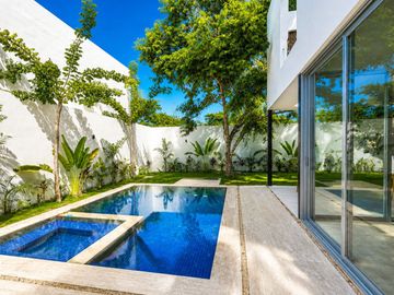 Casa con Alberca y Casa Club con Amenidades Premium en Venta