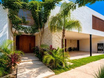 Casa con Alberca y Casa Club con Amenidades Premium en Venta