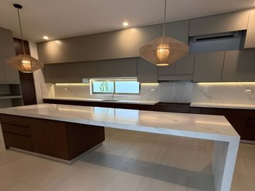 Casa con Alberca y Casa Club con Amenidades Premium en Venta