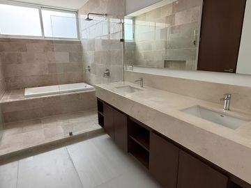 Casa con Alberca y Casa Club con Amenidades Premium en Venta