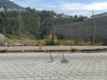 SE VENDE HERMOSO LOTE DE TERRENO 525 M².  CUMBAYA – QUITO – PICHINCHA - ECUADOR